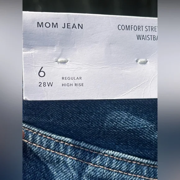 American Eagle outfitters Distressed & Ripped   HIGH RISE MOM JEANS NWT - Picture 6 of 9